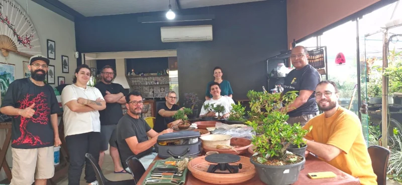 O Clube Nipon Bonsai reunido na loja