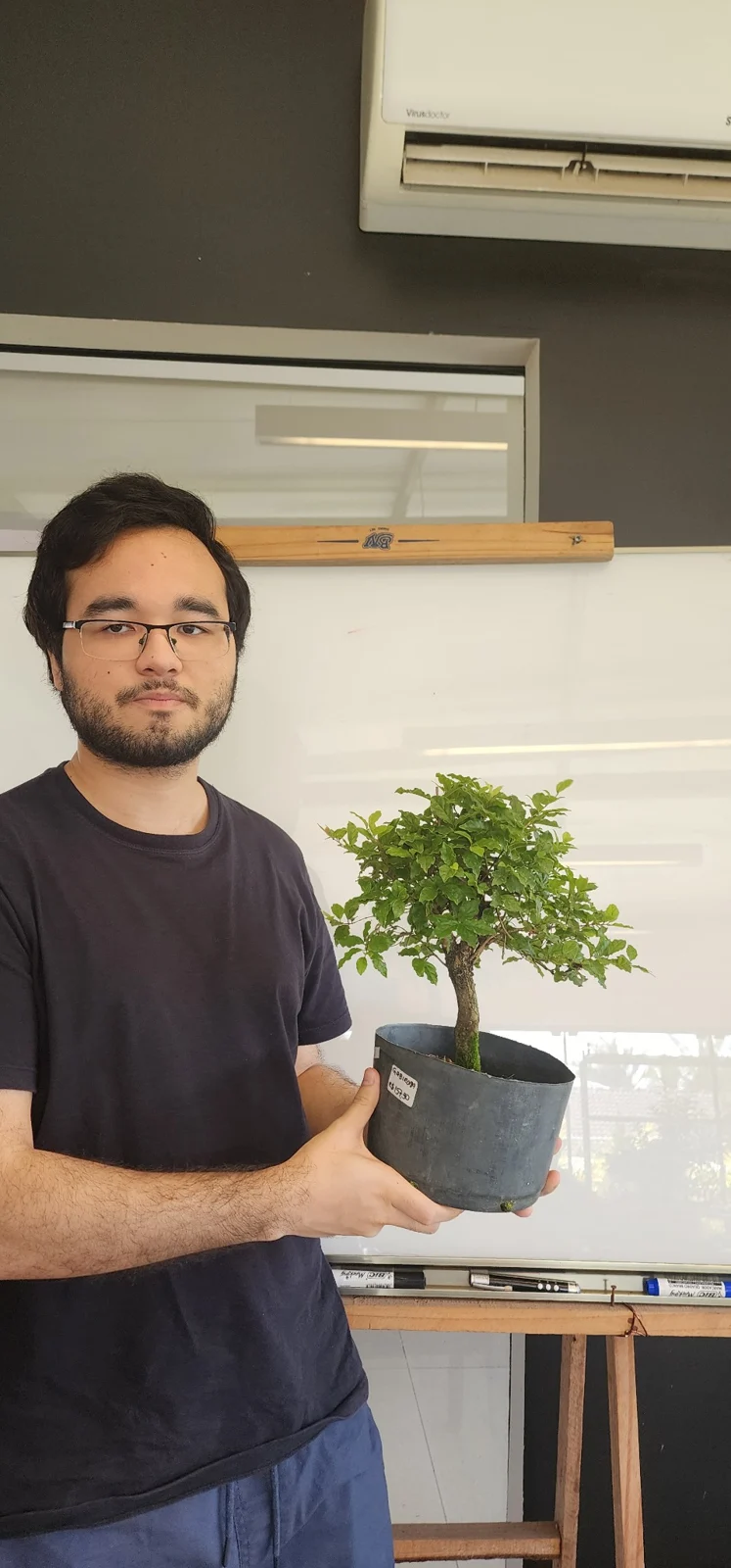 Participante com sua planta durante o curso básico.