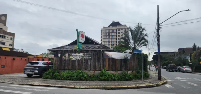 Fachada e entrada — Fachada na esquina