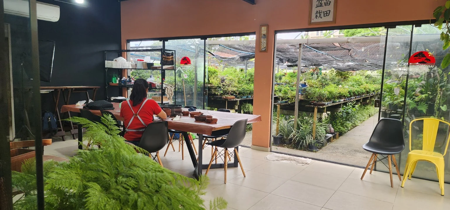 Sala de aulas e oficinas da Nipon Bonsai, integrada ao jardim.